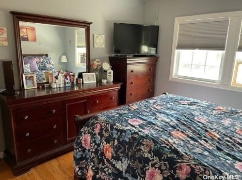 190 31 St, North Lindenhurst NY 11757-3216 exterior