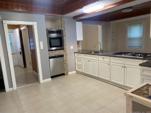 15 Terrace Ave, United States Coast Guard Ac, CT 06320-5834