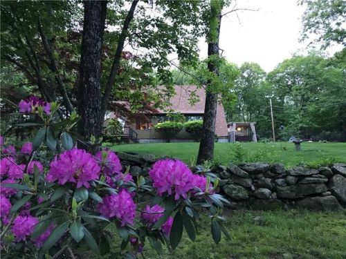 325 Donahue Rd, Glocester, RI 02859-1913