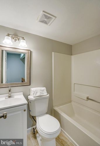 11608 Newbridge Ct, Herndon, VA 20191-3502