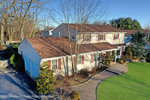 3 Hampton Dr, Tinton Falls, NJ 07712-3314