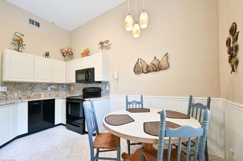 559 Beachwalk Cir, Naples, FL 34108-8781