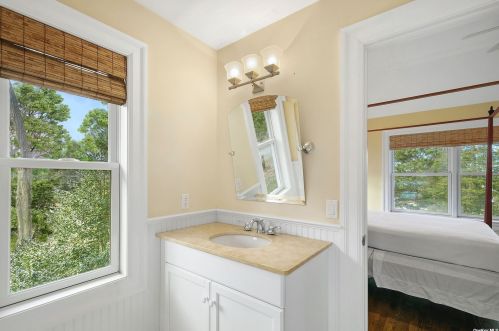16 Bittersweet Ln, Pine Neck NY  11963-1422 exterior