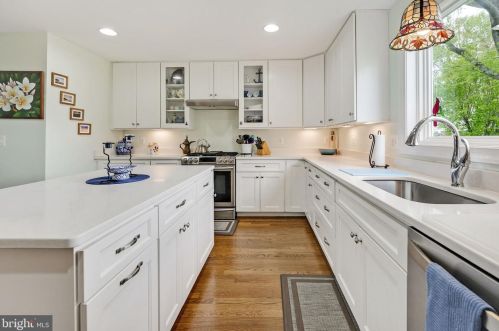 6917 Kingwood Dr, Falls Church VA  22042-3809 exterior