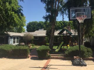 6524 Matilija Ave, Van Nuys CA  91401-1534 exterior