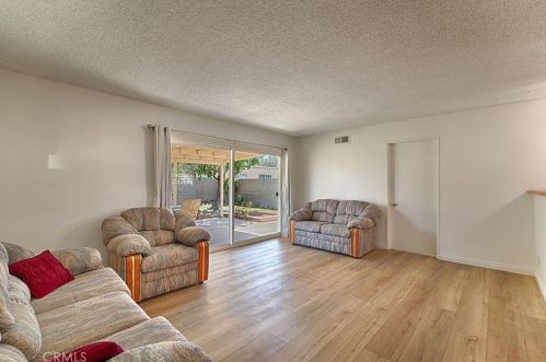 10422 Ponder St, Cypress CA  90630-4462 exterior