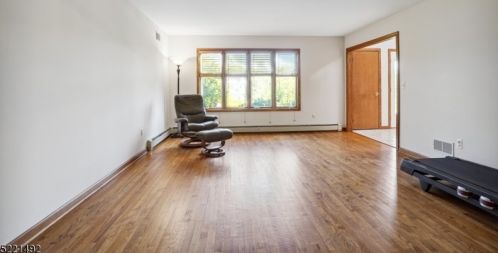 1095 Mayflower Ct, Martinsville NJ  08836-2326 exterior
