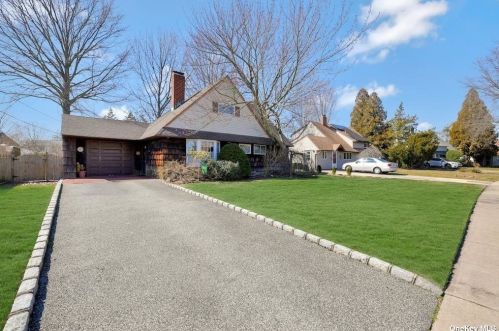 34 Flagstone Ln, Westbury NY  11590-6531 exterior