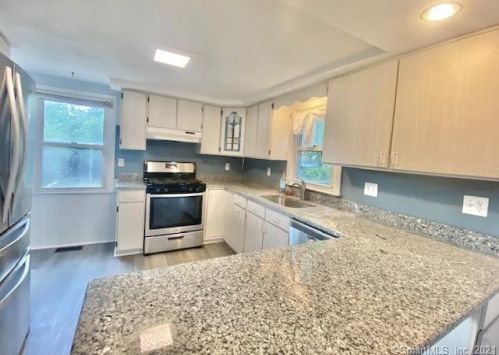 12 Lynette Dr, North Haven, CT 06473-1808