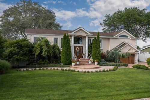 37 Dolphin Ln, Copiague, NY 11726-5415