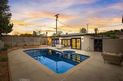 16627 Gilmore St, Van Nuys CA  91406-5610 exterior