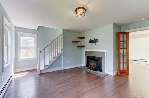 9 2nd Ave, Waterford, CT 06385-2532