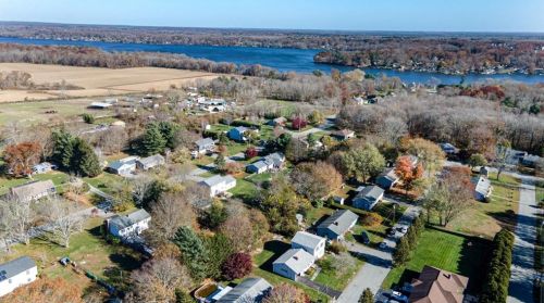 140 Montgomery St, Tiverton RI  02878-2423 exterior