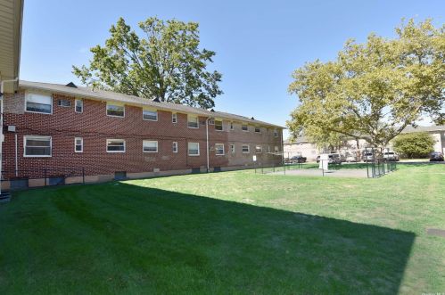 268-35 82nd Ave, New Hyde Park NY  11040-1815 exterior