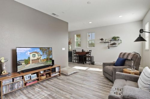 211 Emory Oak Pl, Lathrop CA  95330-8527 exterior