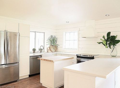 220 Palm Lk Dr, Sanibel FL 33957-5601 exterior