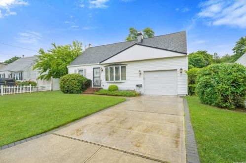 268 42nd St, North Lindenhurst, NY 11757-2727