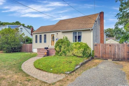 472 Alleghany Ave, North Lindenhurst, NY 11757-3437