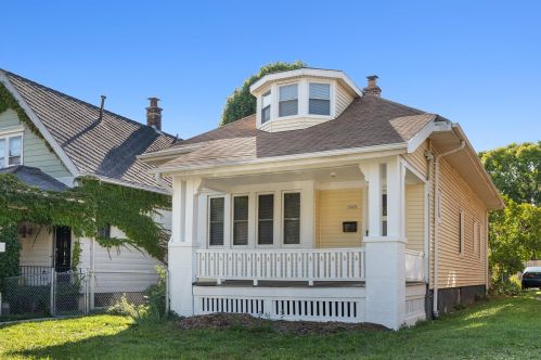 3023 Oakland Ave, Milwaukee WI 53211-3233 exterior