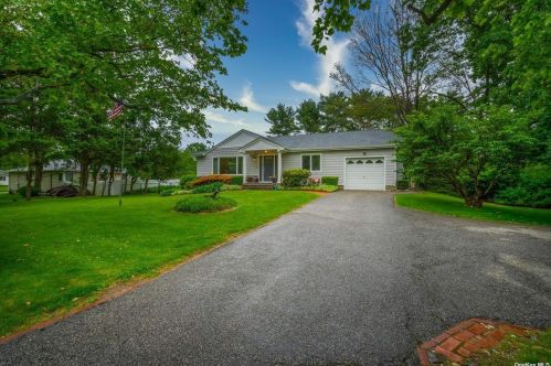 272 Clay Pitts Rd, Elwood, NY 11731-3429