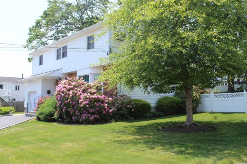 388 Beebe Ct, Babylon, NY 11703-2214