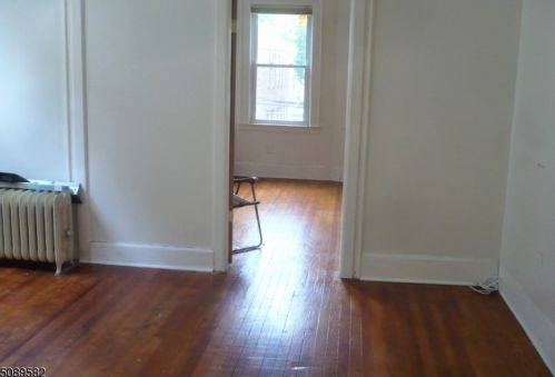 12 Montrose Ter, Irvington, NJ 07111-3822