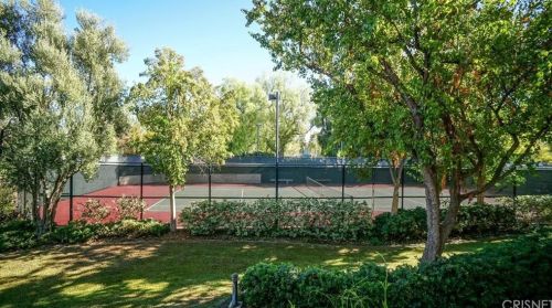24121 Del Monte Dr, Santa Clarita CA  91355-3824 exterior