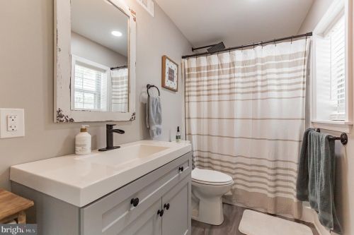 33 Woodshire Dr, Erial, NJ 08081-2210