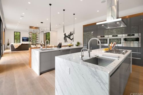 15245 Greenleaf St, Van Nuys CA 91403-4010 exterior