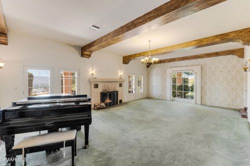 3192 Sycamore Dr, Simi Valley CA 93065-2703 exterior