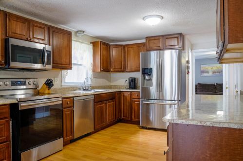 24 Severance Dr, Londonderry NH  03053-3118 exterior