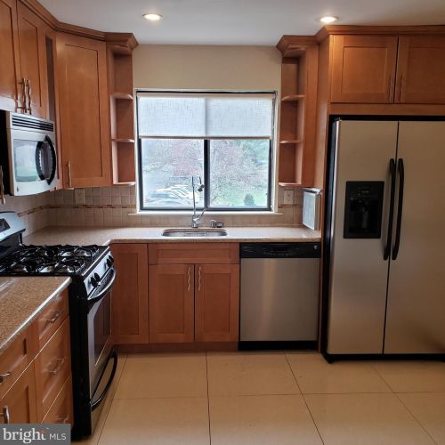 421 Woodmill Dr, East Windsor NJ  08512-2510 exterior