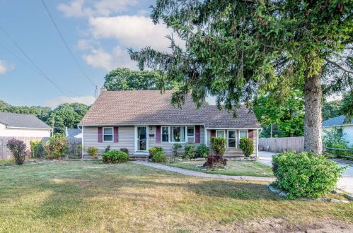 90 Bay Shore Rd, Bayshore, NY 11706-3620
