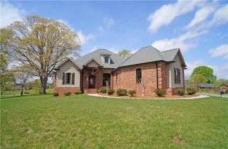 7506 Scenic Point Dr, Tobaccoville, NC 27050-9817