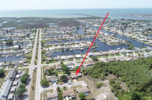 12801 Freeboard Ct, Port Richey, FL 34667-1937