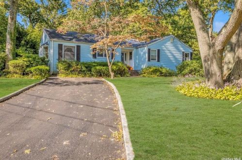 14 Oakledge Dr, Elwood NY  11731-3718 exterior