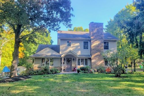 11 Vista Way, Airmont, NY 10901-4813
