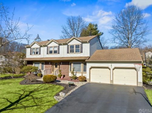 3 Huron Ct, East Brunswick, NJ 08816-4006