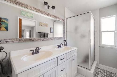 21051 Kingscrest Dr, Santa Clarita CA  91350-1990 exterior