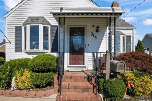 313 Lorraine St, North Bellmore, NY 11710-2552