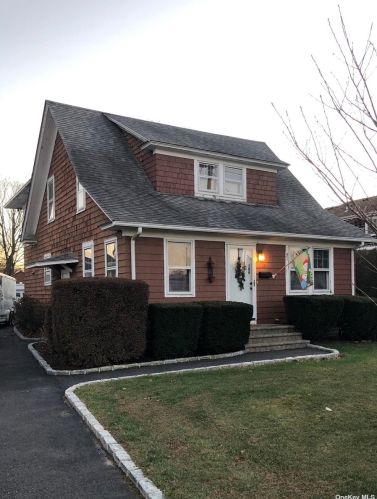 186 Academy St, Bay Port, NY 11705-1708
