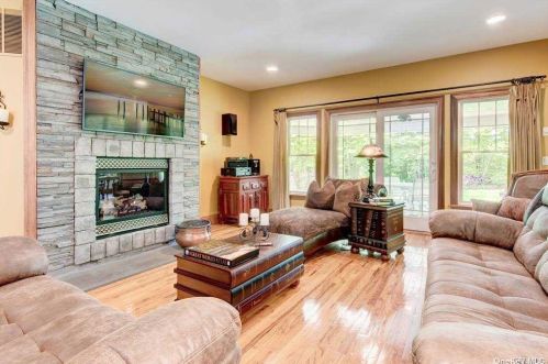 3475 Aldrich Ln, Laurel, NY 11948-1016
