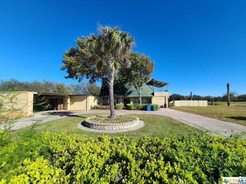1429 Fleming Dr, Seguin, TX 78155-2472