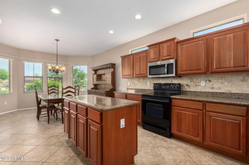16674 Stonecreek Ct, Sun City, AZ 85387-8281
