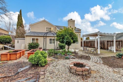 610 Rose Dr, Benicia CA  94510-3756 exterior