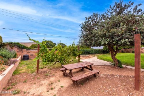 3360 Big Spg Ave, Simi Valley CA 93063-1316 exterior