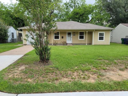 1001 Ridgecrest St, Angleton TX  77515-3521 exterior