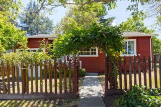 8001 Winthrope St, Oakland, CA 94605-3656