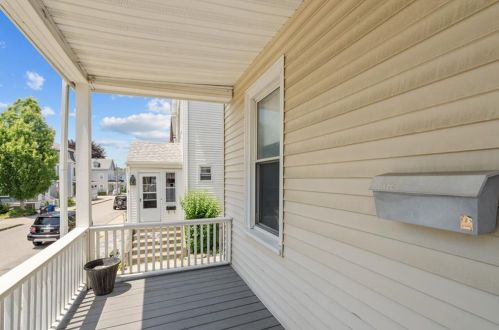 7 Bayview Ave, Middletown RI 02840-2108 exterior