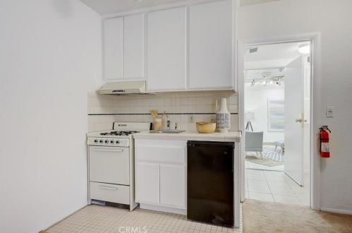 16627 Gilmore St, Van Nuys CA  91406-5610 exterior